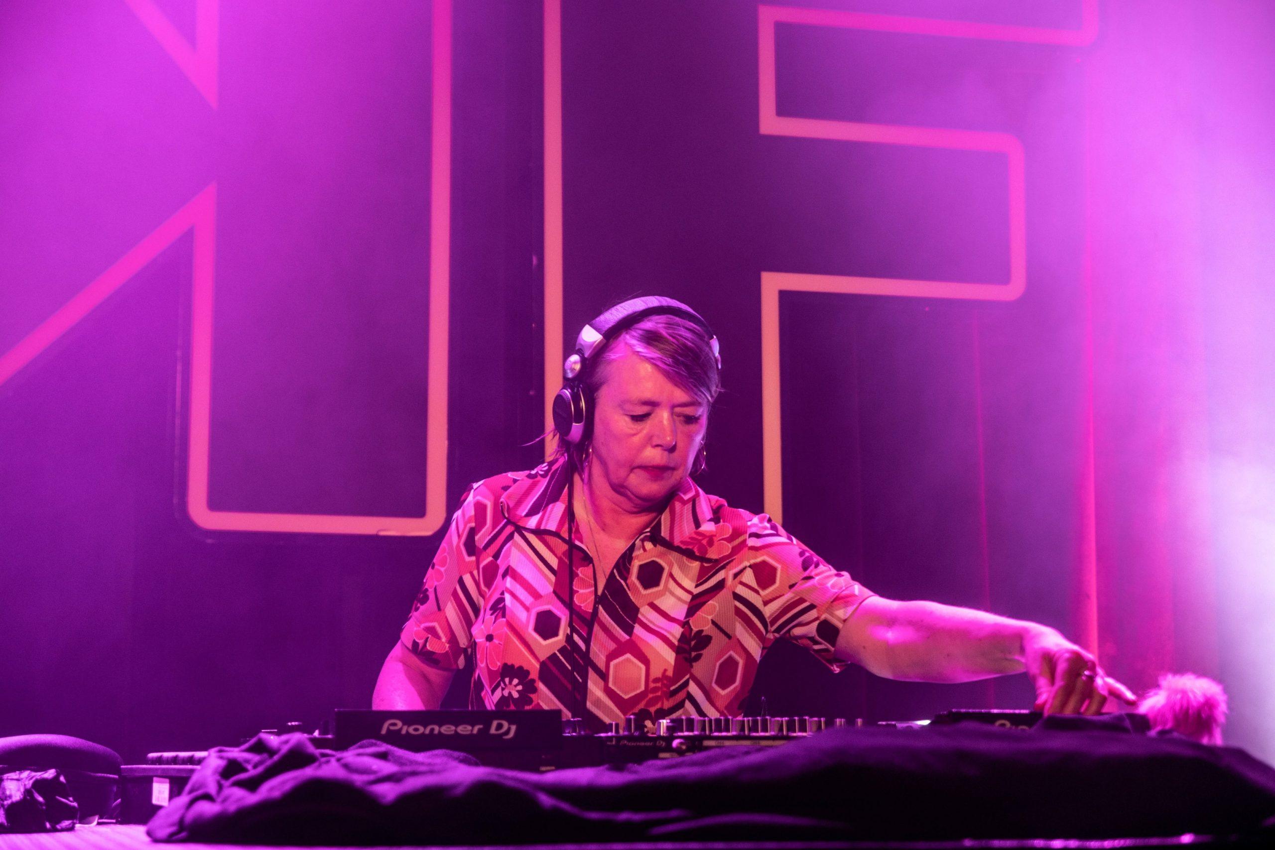 dj-je-moeder-esther-goedvolk